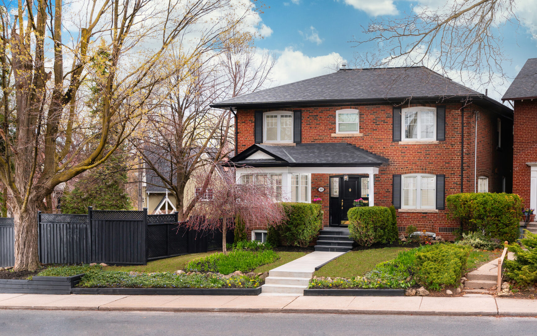 169 Welland Ave